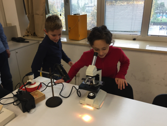 Istituto San Giuseppe La Salle Milano Scuola Primaria attività didattica Microscopio_1